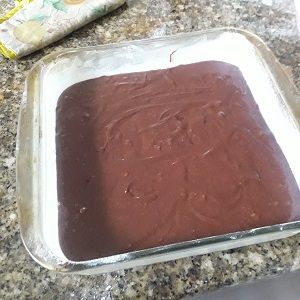 molde con mezcla de brownie