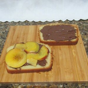 Paso 3 de sandwich-mantecada-fruta-nutella