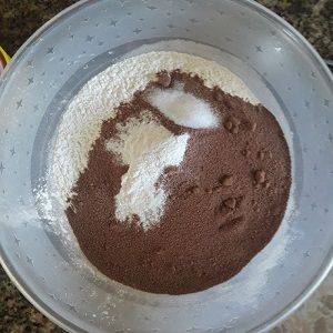 Ingredientes secos ya mezclados de la torta húmeda de chocolate