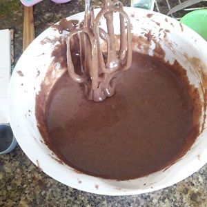 Mezcla lista para hornear torta húmeda de chocolate